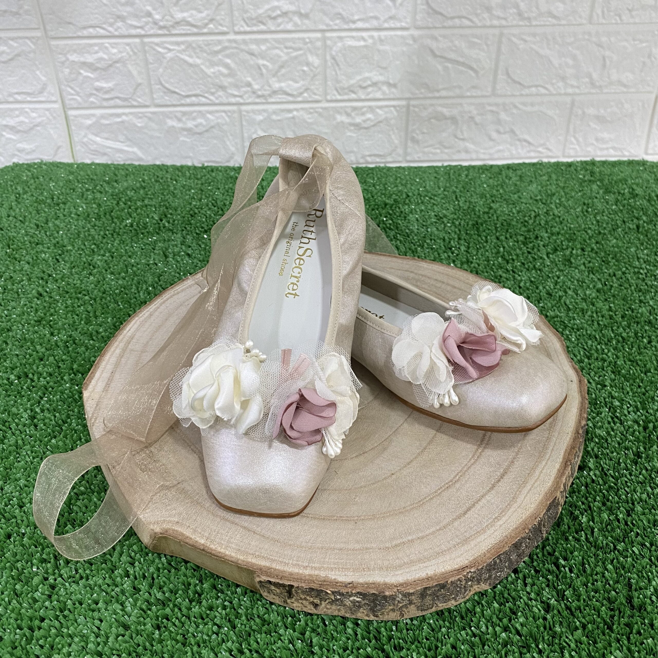 Bailarina ceremonia Ruth Secret Champange con flor